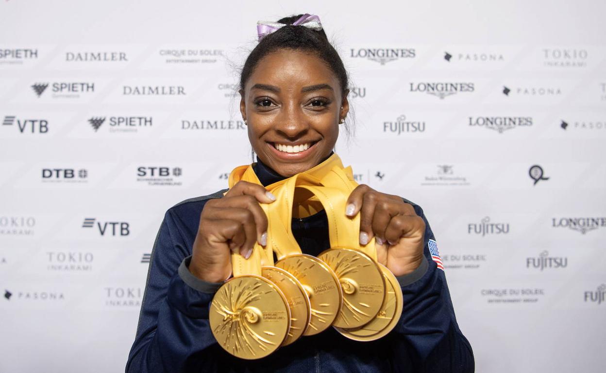 Simone Biles munduko dominak erakusten.