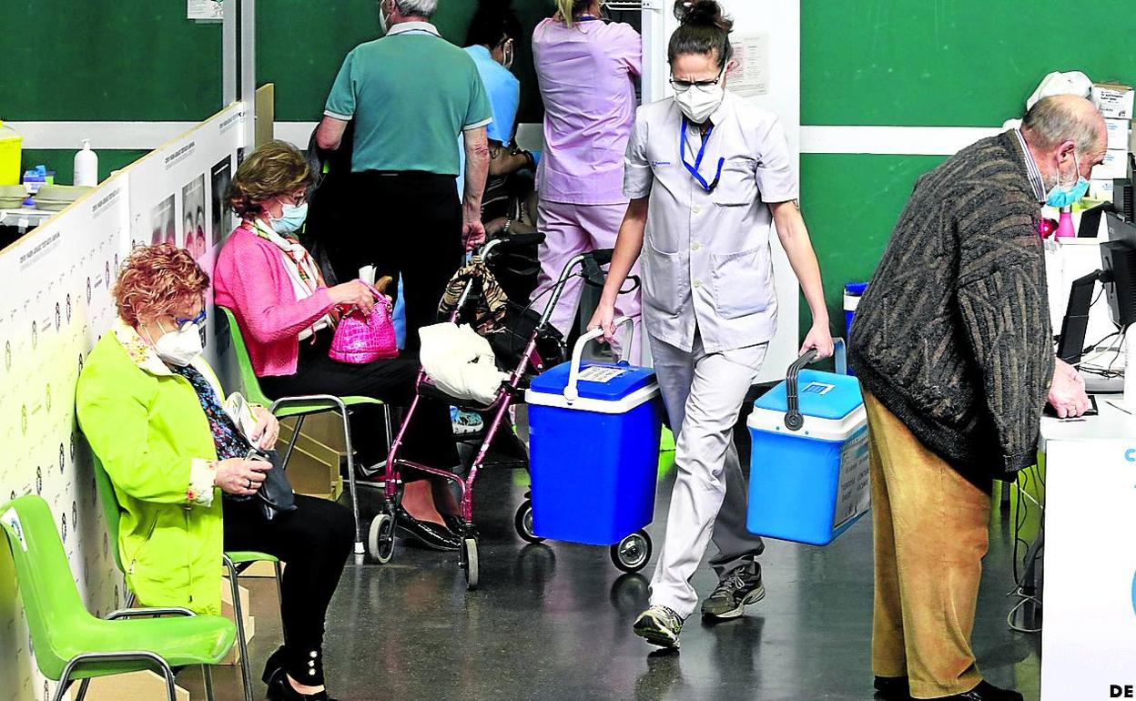 Los vacunódromos de Euskadi funcionarán a todo gas este fin de semana. En la imagen, el frontón de Lakua. 