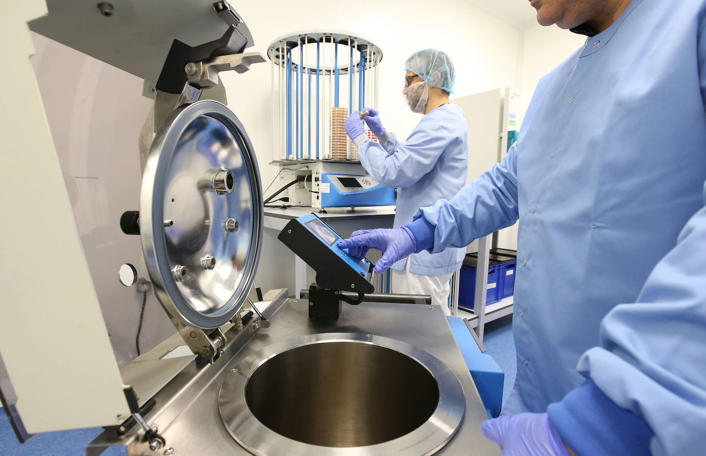 Trabajadores de Faes Farma trabajan en sus instalaciones. 