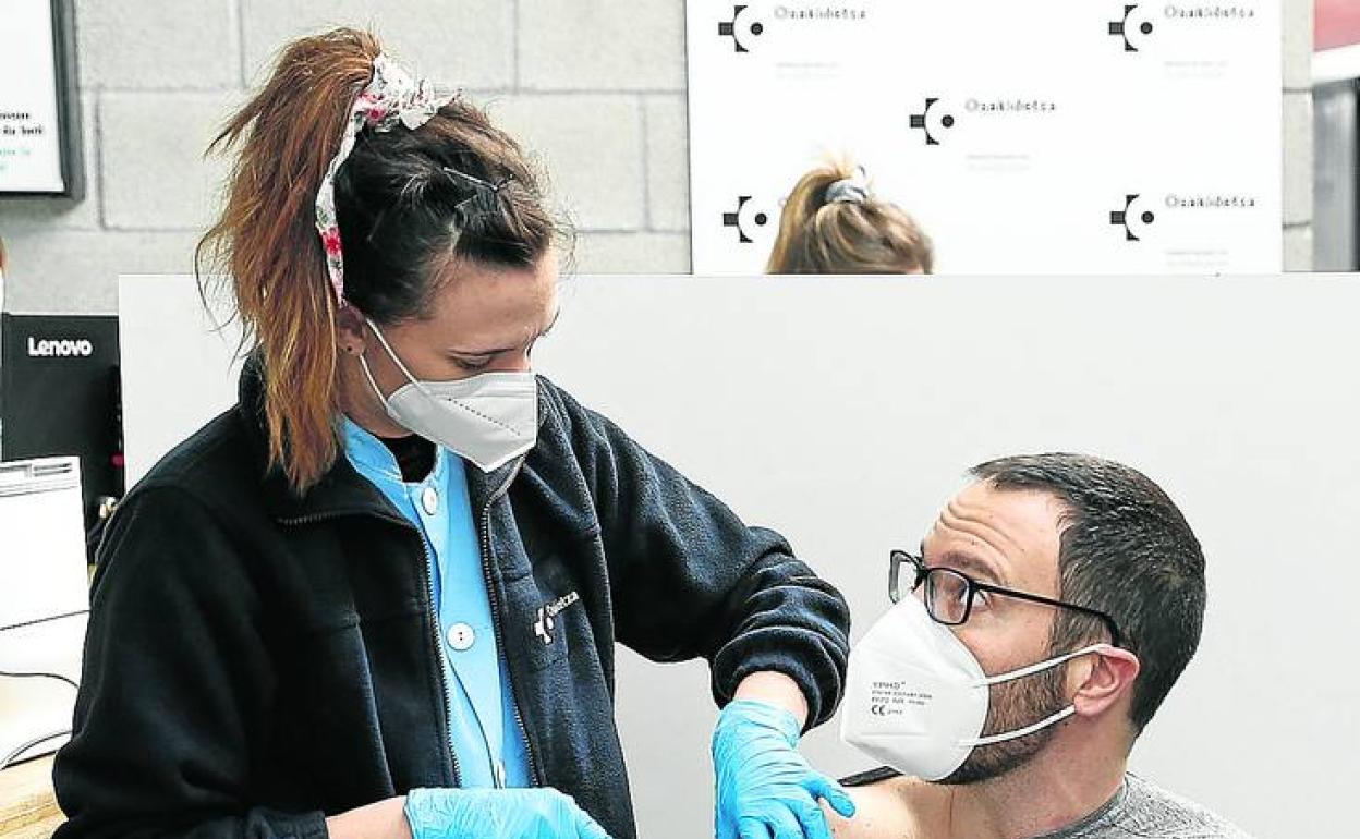 La vacunación a colectivos esenciales menores de 55 años comenzó a principios de marzo en Illunbe. 