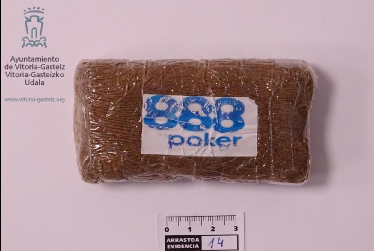 Se ha incautado una placa de hachís de unos 100 gramos.