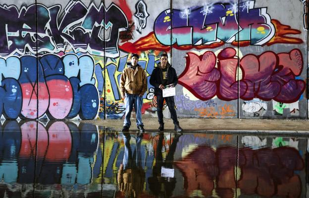 Kloy MC y Beñat Fontaneda, entre los graffitis que reflejan la cultura urbana de Vitoria, en un túnel inundado.