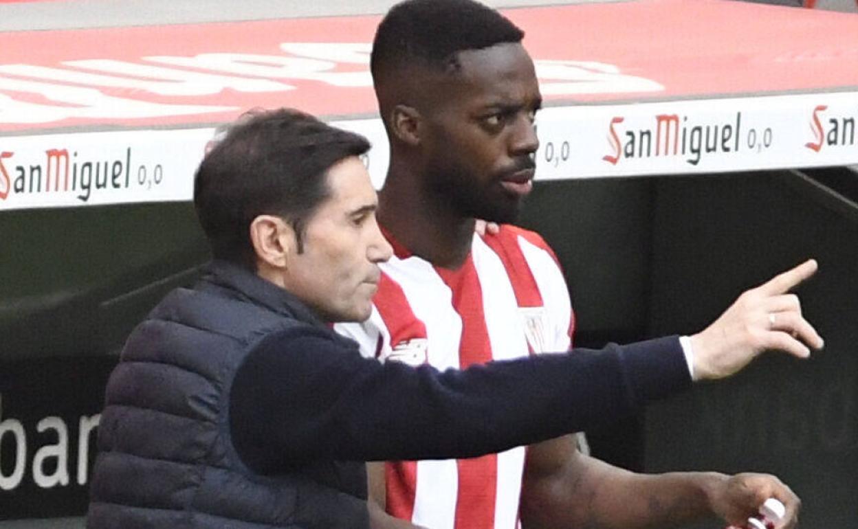 Marcelino da instrucciones a Williams durante el partido contra el Alavés, 