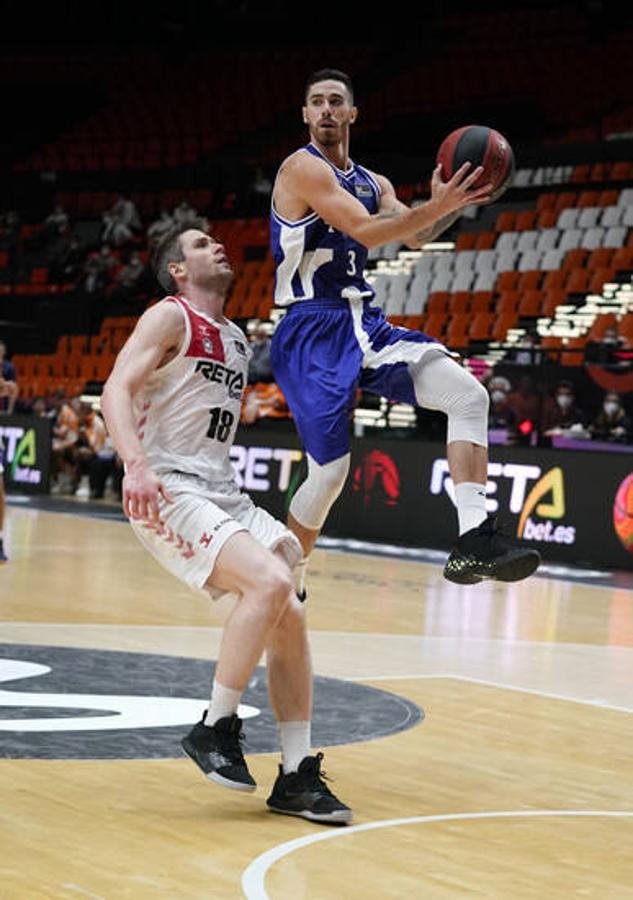 El coronavirus lo paró todo y lo congregó el final de la ACB en la burbuja de Valencia. Vildoza pudo reaparecer y firmó un partidazo en su estreno, con homenaje a los sanitarios de Osakidetza.