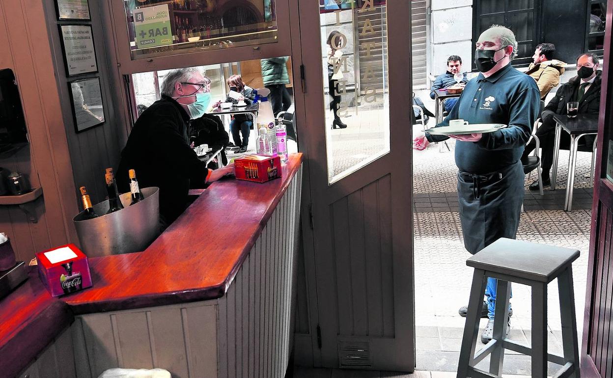 La prohibición de consumir junto a la barra ha alejado a muchos txikiteros de los bares y restaurantes bilbaínos.