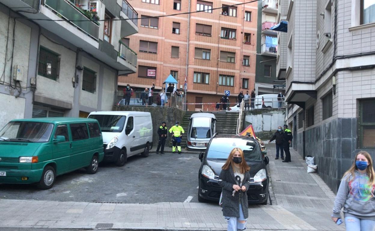 El turismo, junto a sus dos ocupantes, se precipitó por las escaleras. 