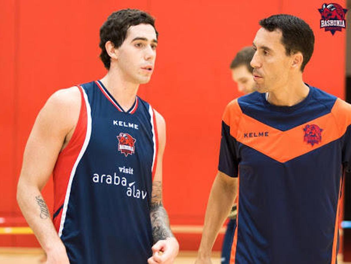 El base, leyenda del Baskonia y del baloncesto argentino, fue su figura protectora en su aclimatación a Europa, aunque su pase por el banquillo azulgrana fue efímero.