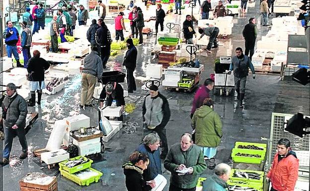 Una imagen actual de la actividad en el pabellón de pescado. 