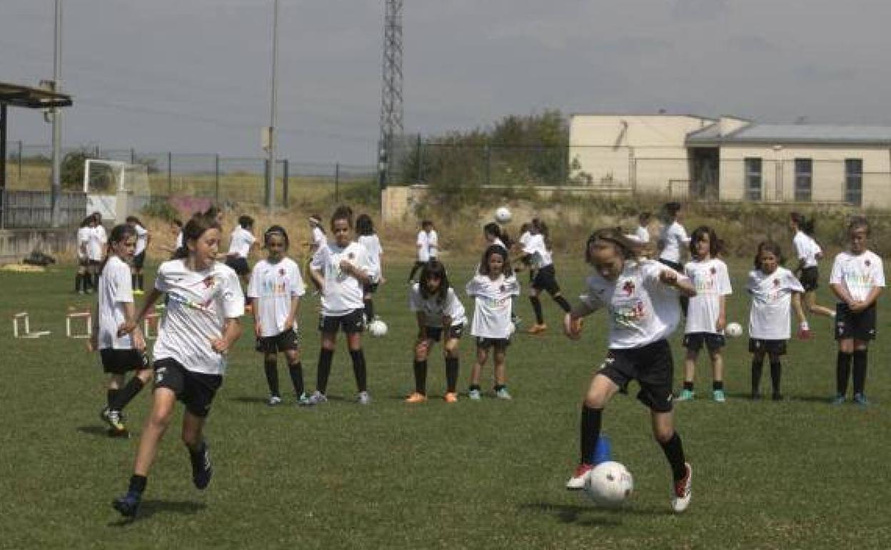 Varias niñas en una de las ediciones anteriores realizando ejercicios con el balón de fútbol. 