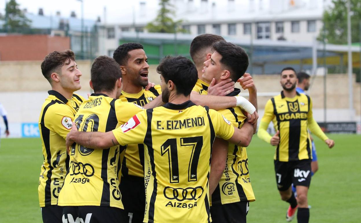 Varios jugadores del Portugalete celebran un gol en La Florida 