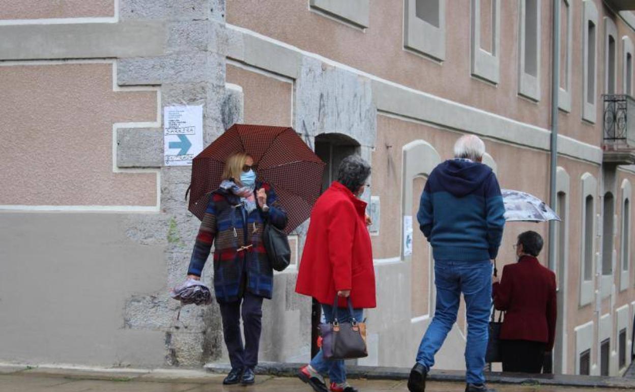 Varias personas acceden al interior del 'vacunódromo' habilitado para toda la comarca en la casa del frontón de Llodio. 