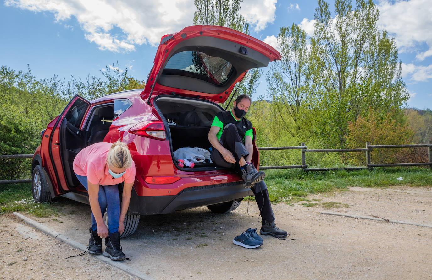 Algunos pocos ciudadanos volvieron a disfrutar ayer, a sus anchas, de rincones como el pantano o el parque natural de Izki. «Dejar pasar un día así, tan bueno, en casa, sería pecado», comenta David mientras se quita las botas de monte. Junto con Lucía, su mujer, acaban de dar un paseo por el parque.