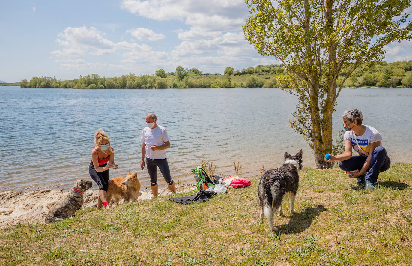 Algunos ciudadanos se acercaron hasta Garaio para disfrutar con sus mascotas del soleado martes.
