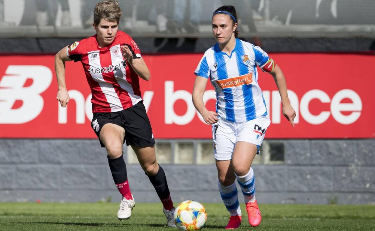 La rojiblanca Garazi tratando de arrebatarle el balón a Nahikari. 