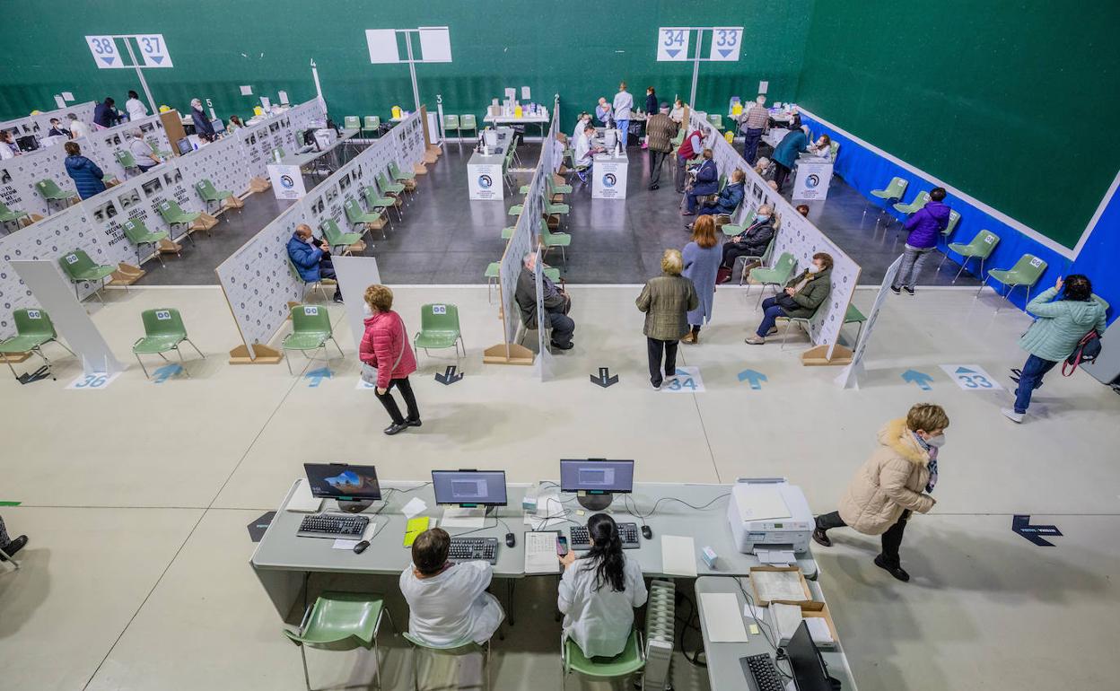 Vista general de la vacunación en el frontón Lakua de Vitoria. 