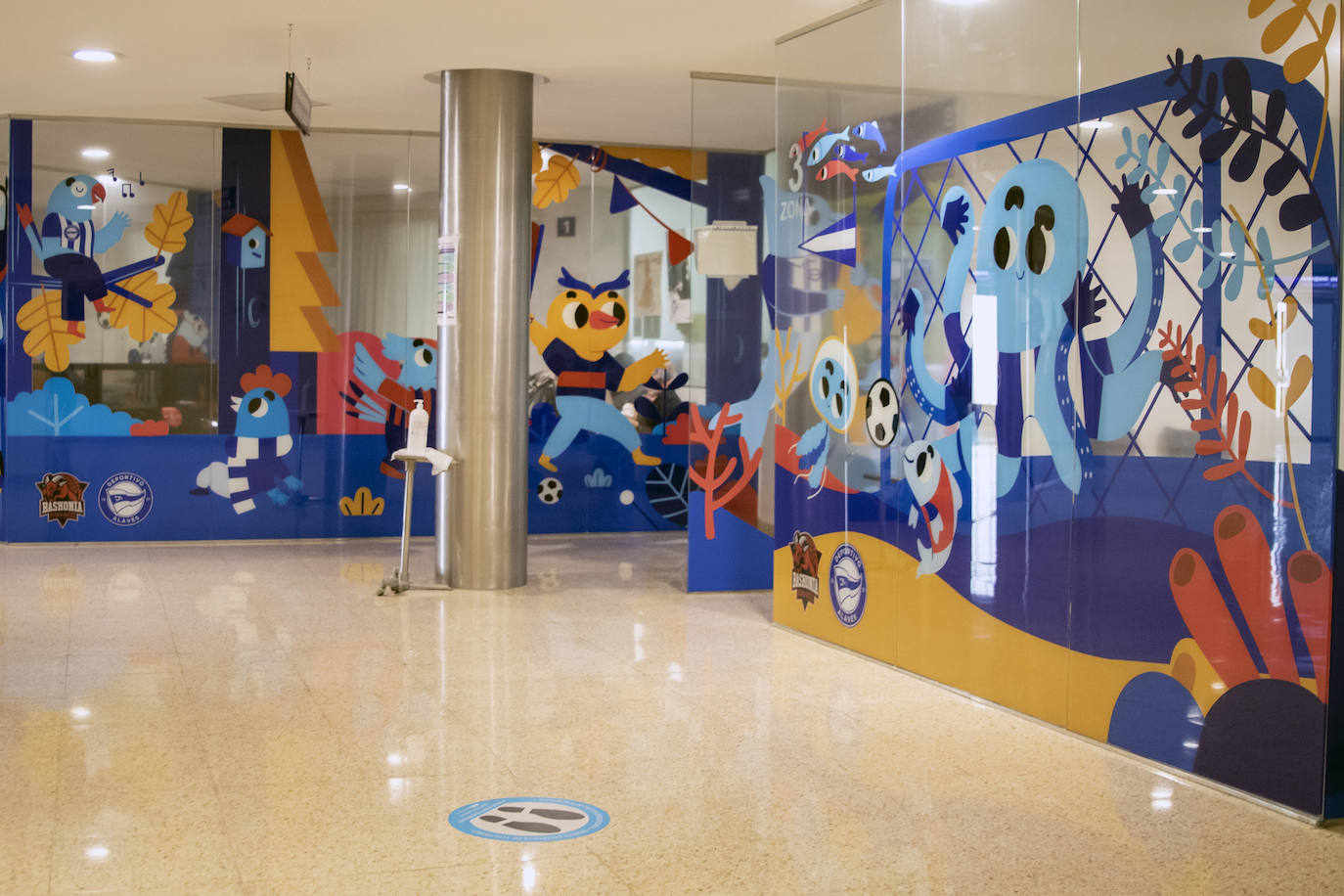 Fotos: El Baskonia y el Alavés dan color al área de pediatría de Txagorritxu