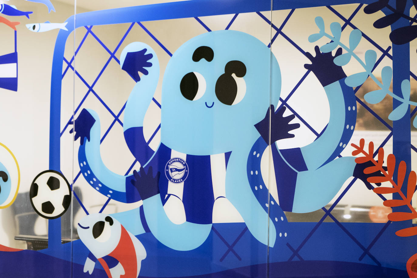 Fotos: El Baskonia y el Alavés dan color al área de pediatría de Txagorritxu