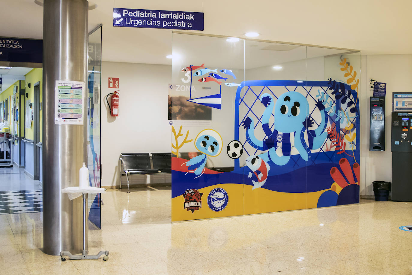 Fotos: El Baskonia y el Alavés dan color al área de pediatría de Txagorritxu