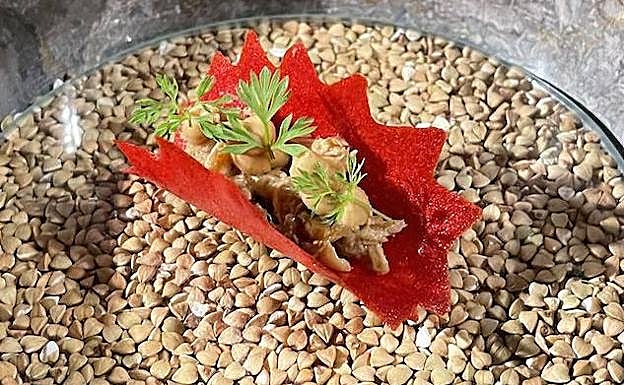 Guiso de gallina vieja en cresta de pimiento.