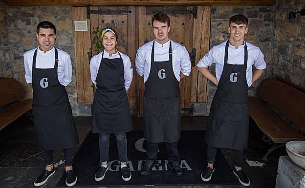 Julen Baz con Paula Henríquez, Mikel Alonso y Peli Pérez de Anuzita, su mano derecha «y casi mi hermano».