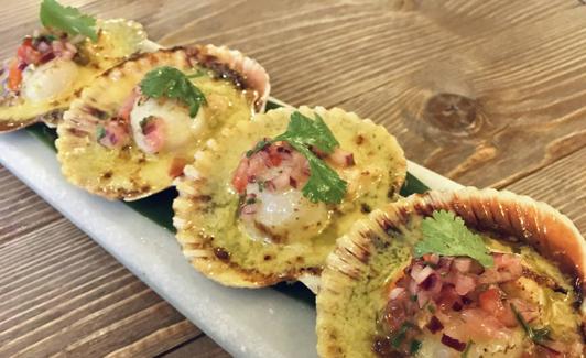 Zamburiñas gratinadas con menier de ají amarillo, chalaquita con choclo.