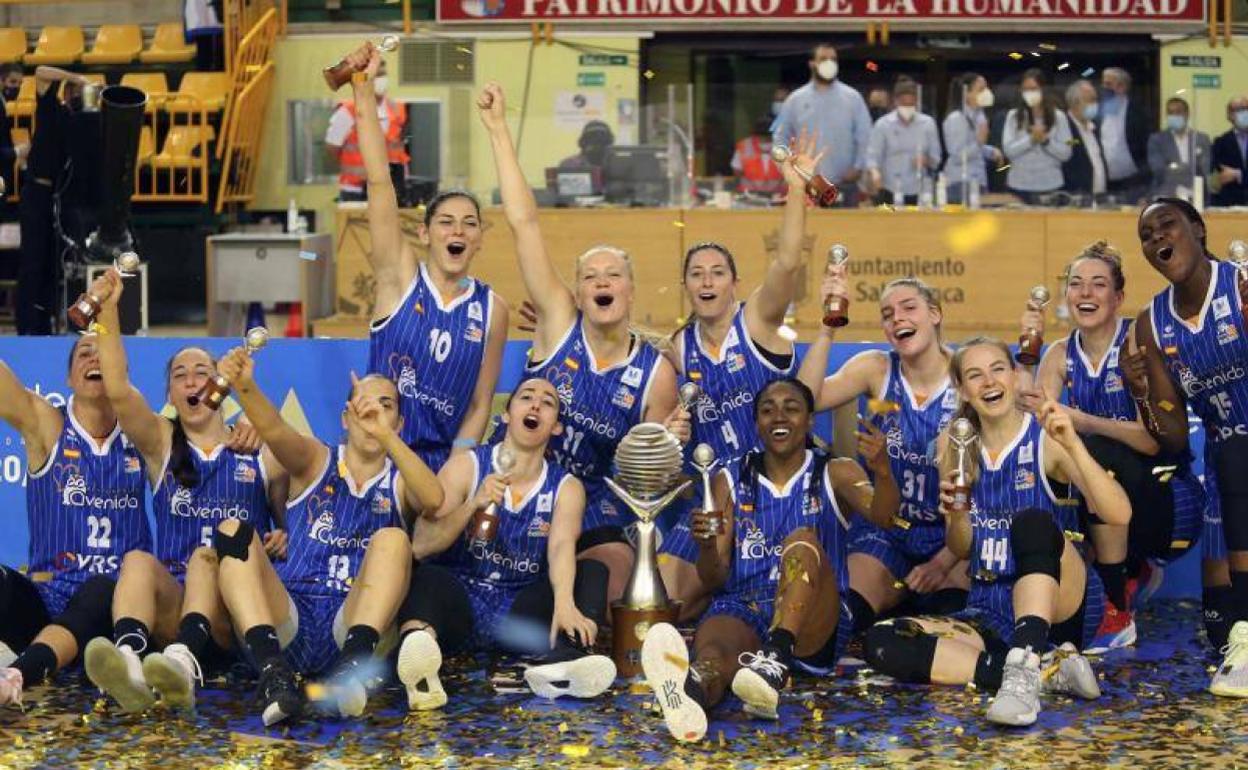Las jugadoras del Perfumerías Avenidas celebran el título de Liga Femenina en su propia cancha. 