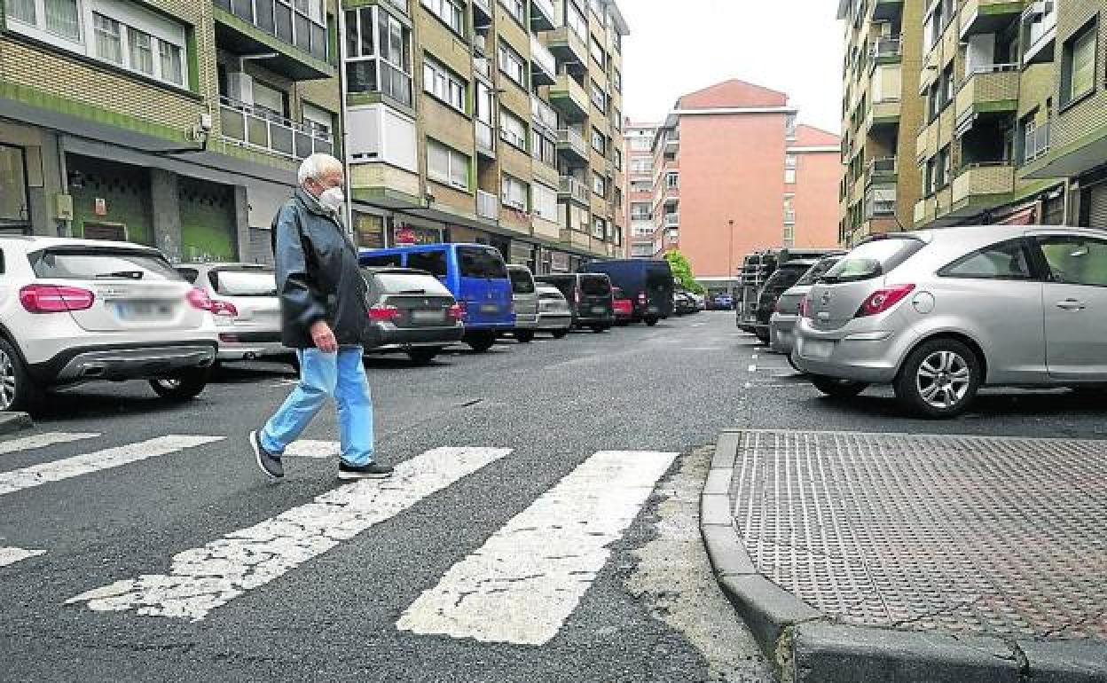 Imagen de una calle de Pinueta atestada de vehículos en la mañana de ayer. 