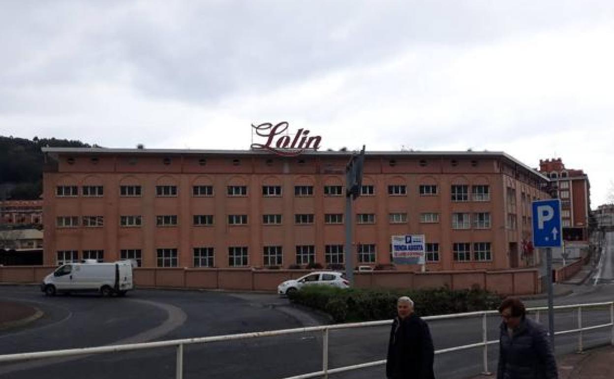 La fábrica de Conservas Lolín se encuentra situada en la entrada sur de Castro Urdiales, en la trama urbana 