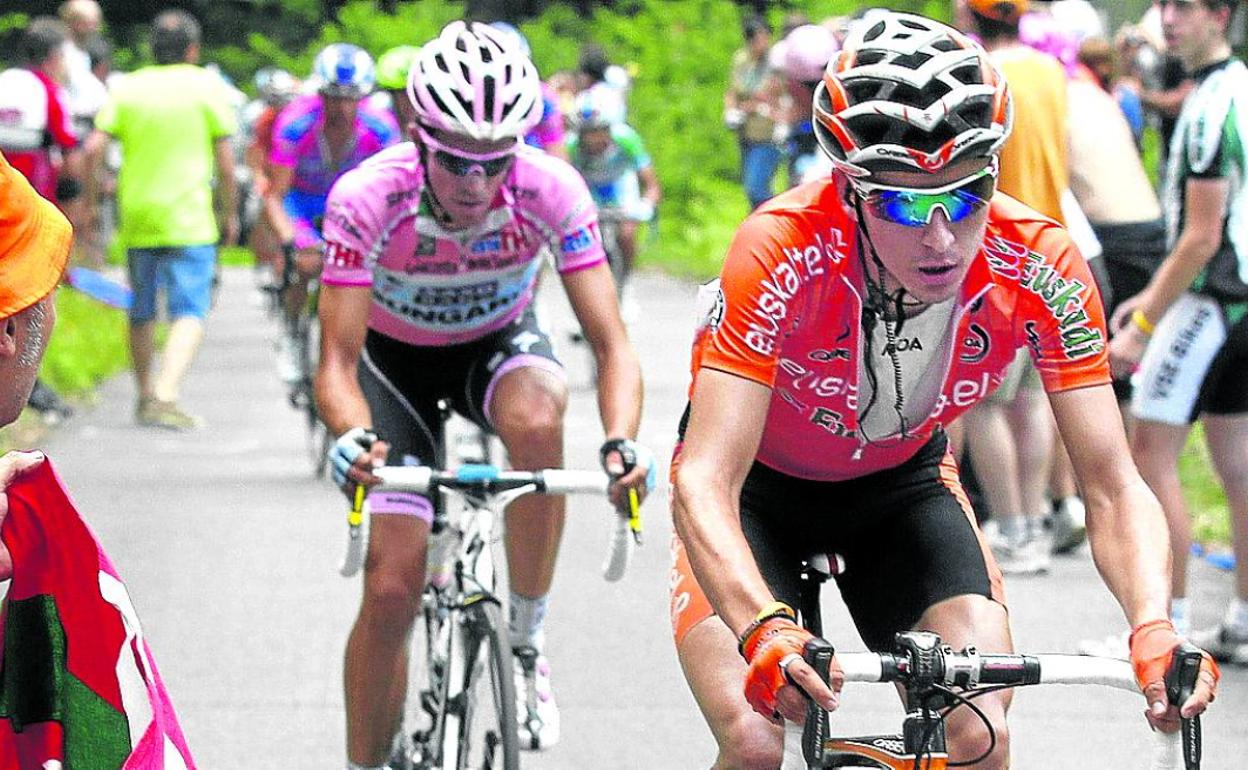 Su gran triunfo en el Giro. Igor Antón inicia su ataque en el Zoncolan en la edición de 2011, con Alberto Contador, líder de la carrera, a rueda. 