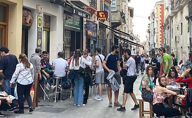 Aspecto que presentaba la calle Cuchillería poco antes de las ocho de la tarde.
