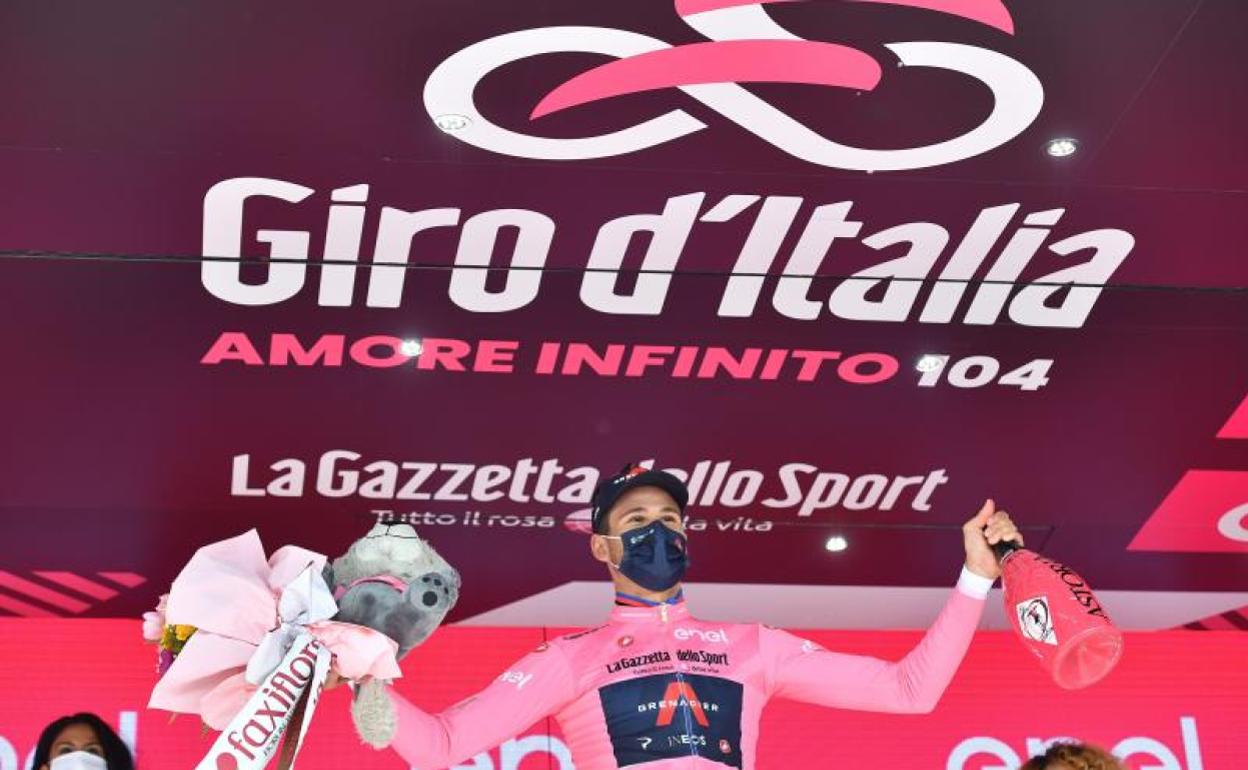 Filippo Ganna, con la maglia rosa en el podio de Turín. 