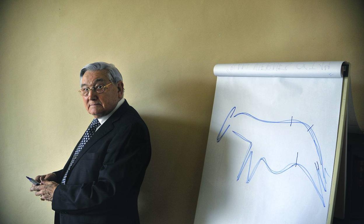 El prehistoriador y arqueólogo bilbaíno Juan María Apellániz, en una imagen de 2014. 