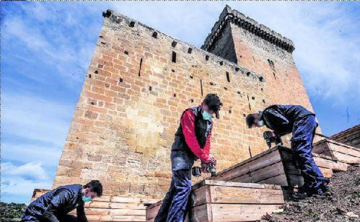 Anass, Oussama y Alí trabajan en las nuevas escaleras.