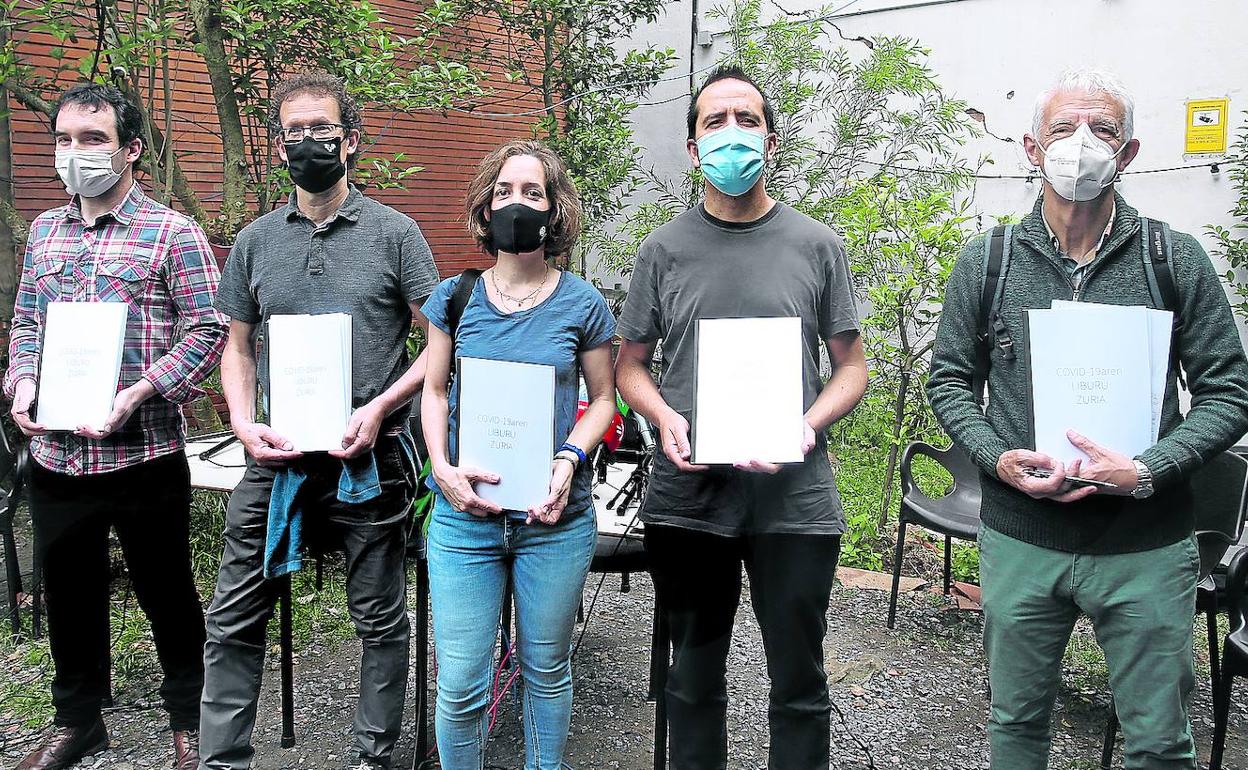 Investigadores y sanitarios vascos durante la presentación del libro, donde recogen 175 propuestas para mejorar la atención. 