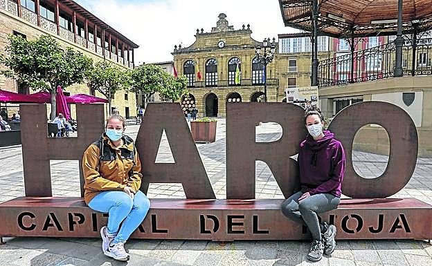 Imagen principal - Eva Estévez y Sara Santiago pararon en Labastida antes de pisar Haro. / Elisa Fernández de Larrea visitó Ezcaray / Los turistas se volvieron a llevar un 'selfie' de Vitoria.