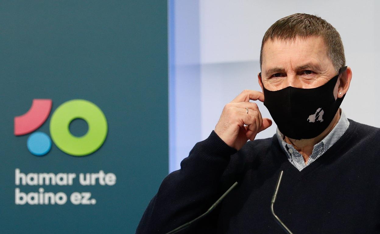 Otegi advierte a Sánchez de que «toca cumplir» al ser reelegido líder de Bildu