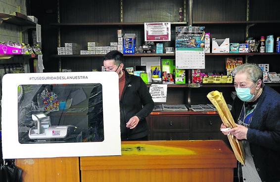 Maite Larrea, del supermercado Tomasena de Etxebarria, 'Etxebarriko Denda desde 1929', con su madre recién vacunada, Maribel Güenaga. 