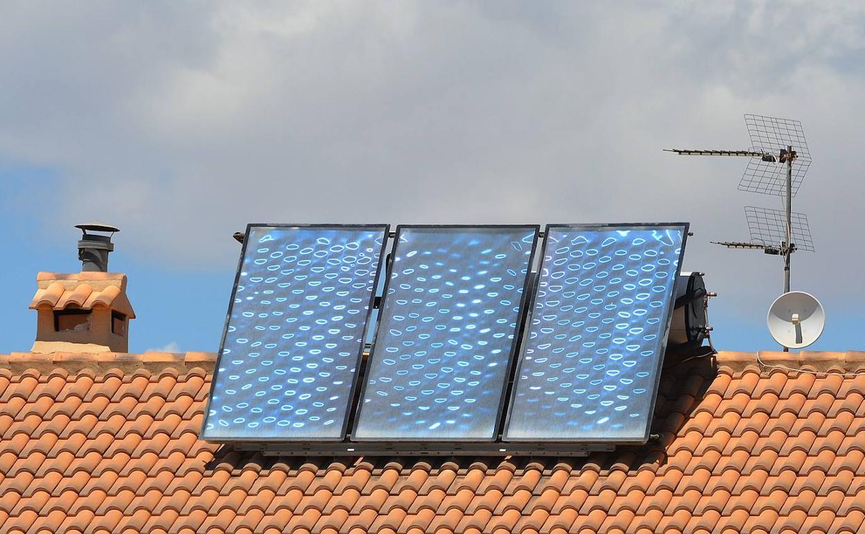 La instalación de placas solares en comunidades de propietarios no requiere del acuerdo de todos los vecinos.