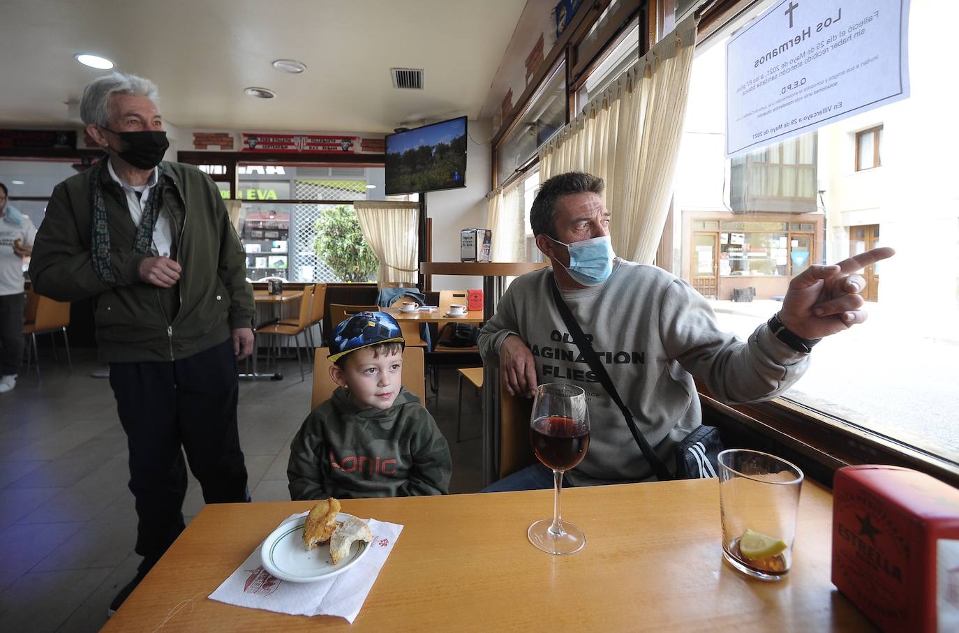 «Qué, ¿ya os han soltado?»