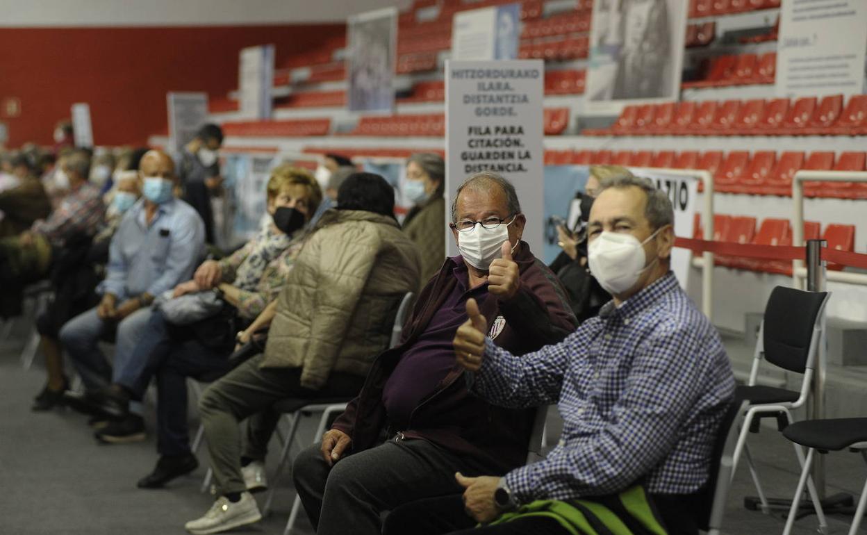Dos hombres satisfechos tras recibir la vacuna la pasada semana en La Casilla. 