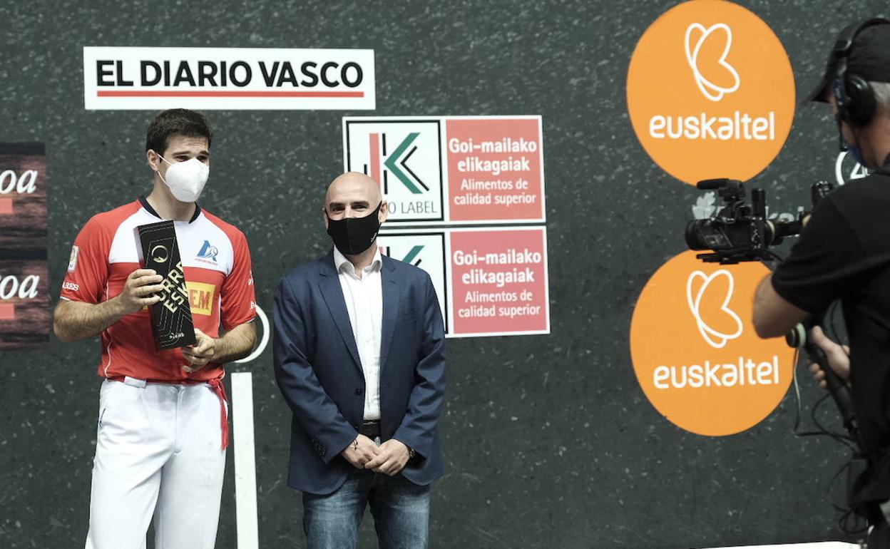 EITB Pilotari Onena saria jaso du Jose Javier Zabaleta txapeldunak