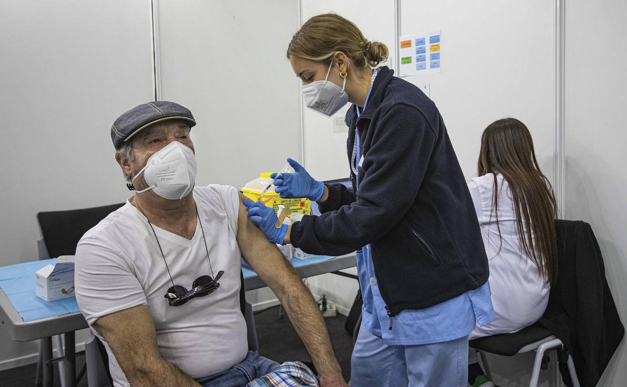 El Gobierno vasco vacunará «lo antes posible» a todos los mayores de 50 para evitar el colapso hospitalario