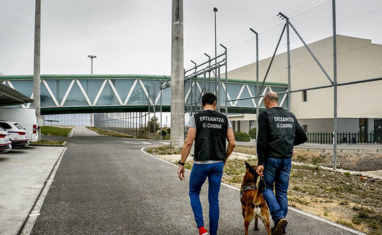 Dos antes de la Ertzaintza en la cárcel alavesa de Zaballa. 