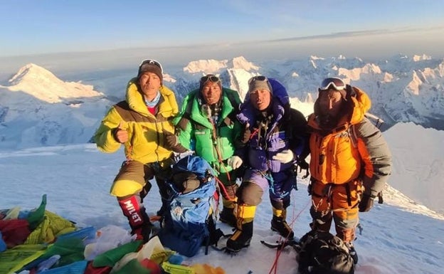 Cuatro de los doce sherpas que equiparon la ruta del Collado Sur posan en la cima del Everest. 