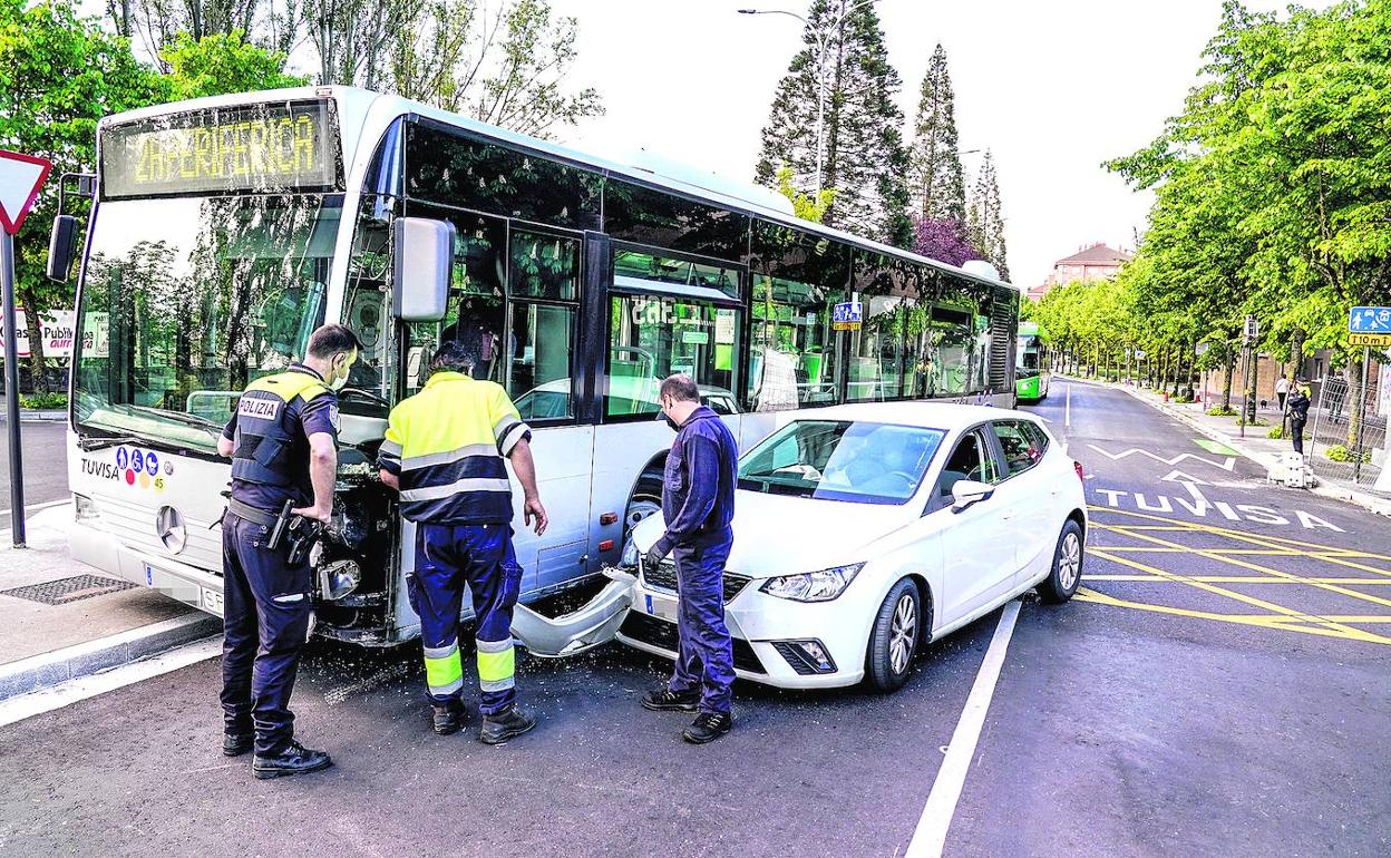 Un autobús urbano y un coche chocaron ayer en la intersección de la calle Castillo de Fontecha con Etxezarra, el punto «más crítico» para los conductores.