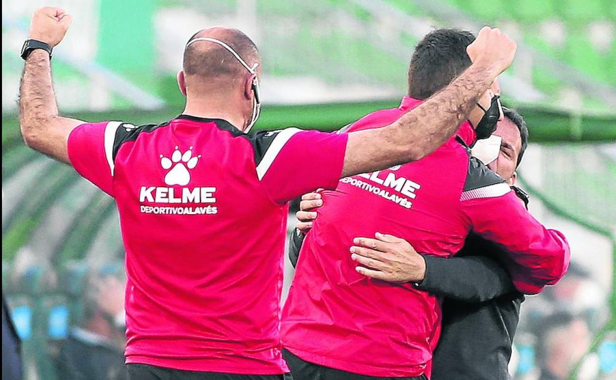 Calleja se abraza con los miembros de su cuerpo técnico al término del encuentro de Elche. 