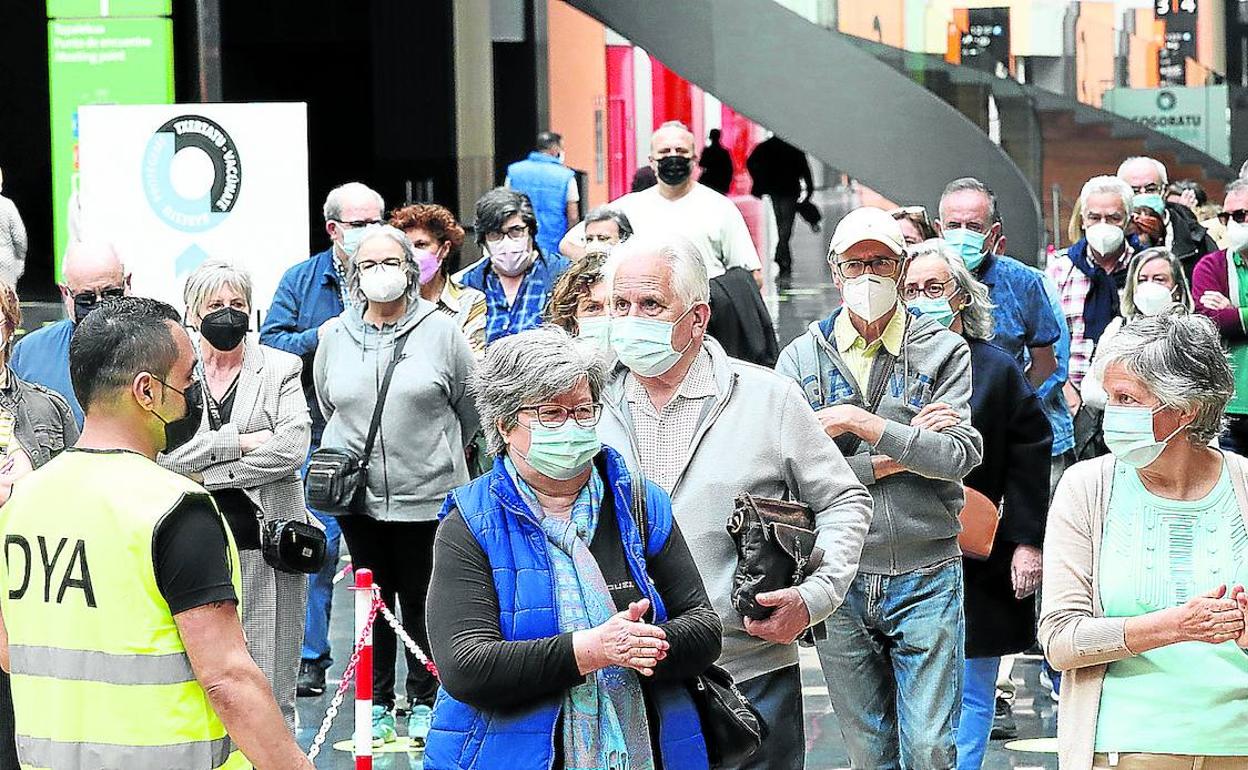 Personas mayores de 60 años y 70 años van a ser vacunados en instalaciones como la del BEC durante esta semana en Euskadi. 