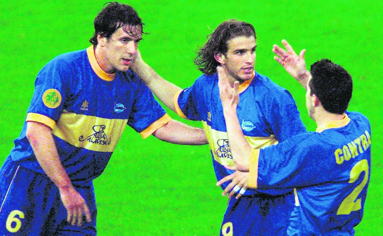 Téllez y Contra felicitan a Iván Alonso tras el 2-1 que anotó el uruguayo. 