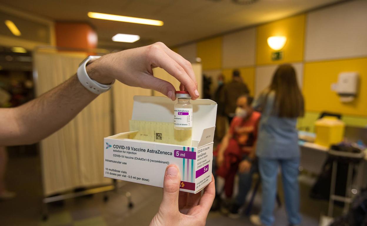 Viales de AstraZeneca listos para ser administrados. 