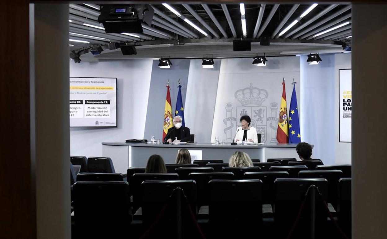 Los ministros de Universidad y Educación, Manuel Castells e Isabel Celaá, este miércoles, durante la rueda de prensa en el palacio de la Moncloa.